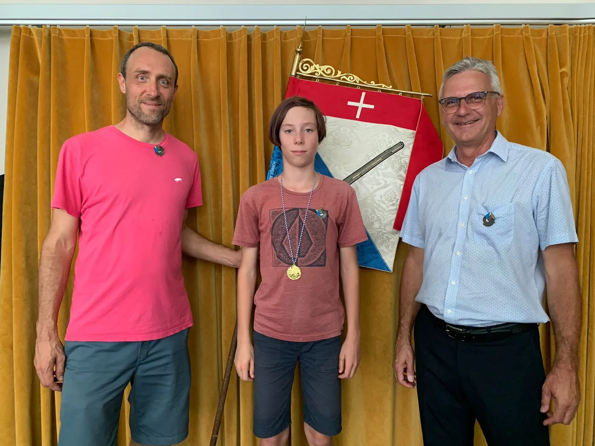 Der Mönchaltorfer Gemeindepräsident Urs Graf (rechts) fuhr nach Zürich, um mit Miro Scheiwiller den Sieg zu feiern. Miro und Gemeindepräsident Urs Graf.